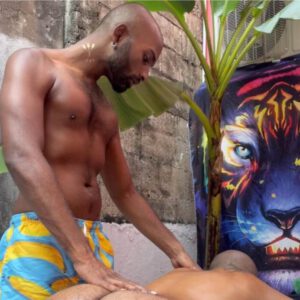 MORENO MASAJISTA CON UN BICHO COMO MANDINGO